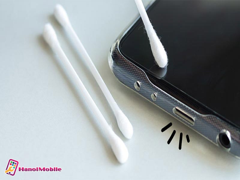 Làm khô cổng sạc  Iphone bằng tăm bông